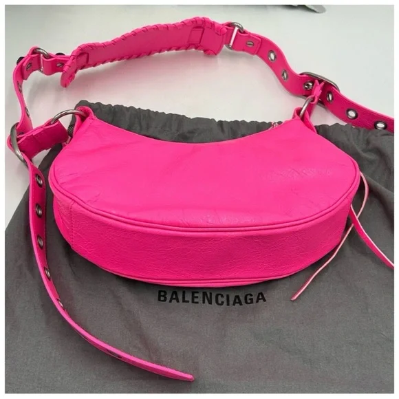 Balenciaga LE CAGOLE shoulder bag in hot pink lambskin
NWT - Picture 8 of 9